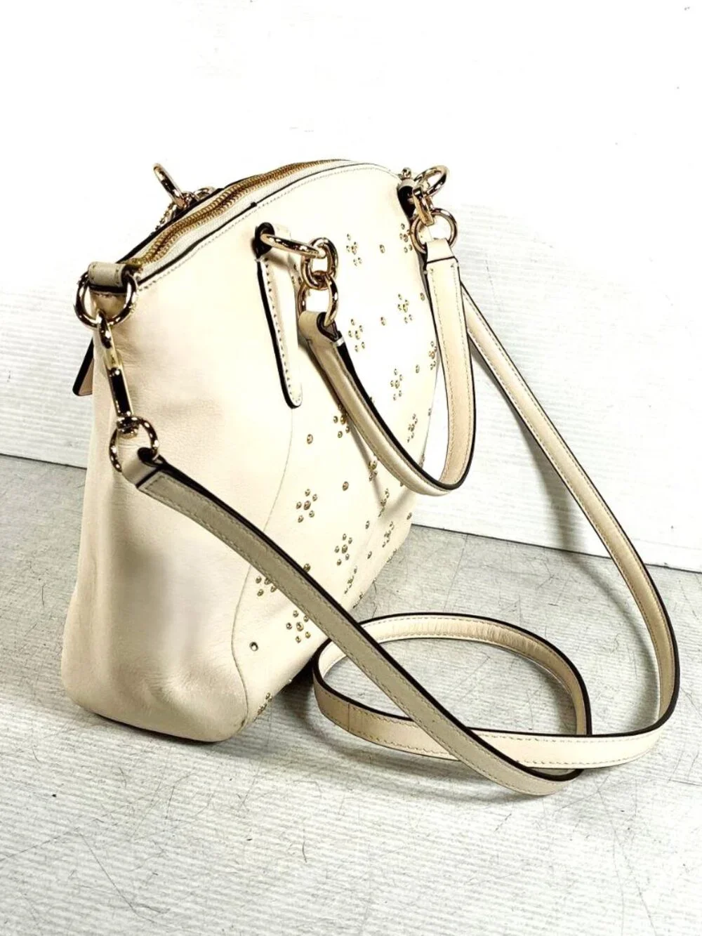 COACH: All over stud small Kelsey Sathel in Calf Leather Ivory with Gold Tone